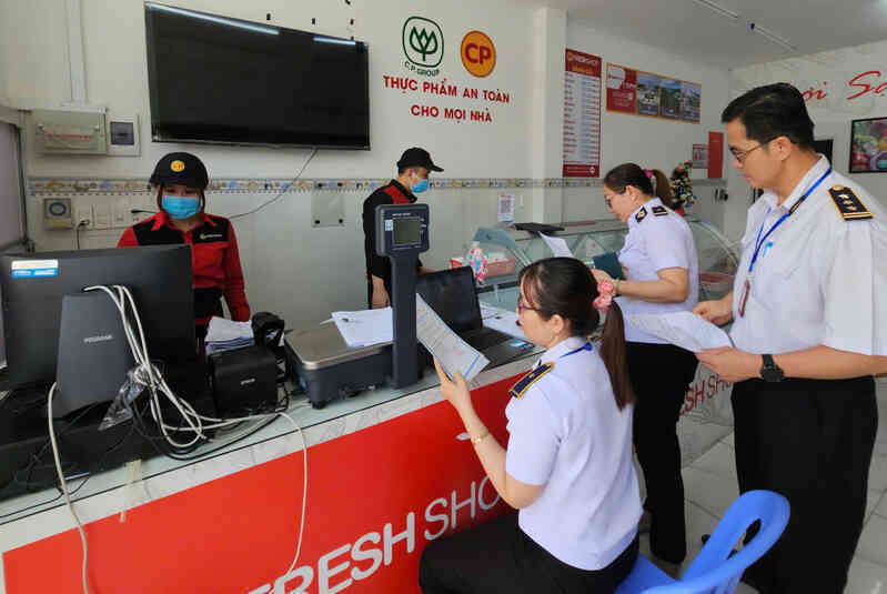 Bình Dương kiểm tra đột xuất các cửa hàng của Công ty C.P. Việt Nam