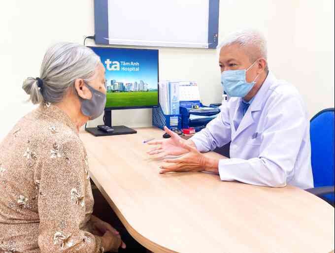 Bướu giáp khổng lồ khiến cụ bà nuốt sặc