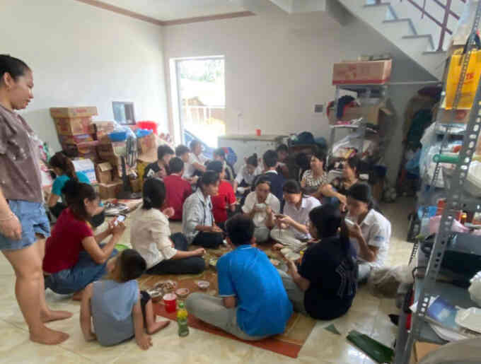 Cặp vợ chồng làm chục mâm cơm mời thí sinh thi lớp 10