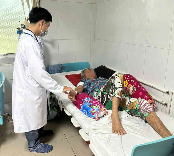 Cụ bà ở Sóc Trăng cấp cứu sau khi ăn thịt lợn mua ở chợ
