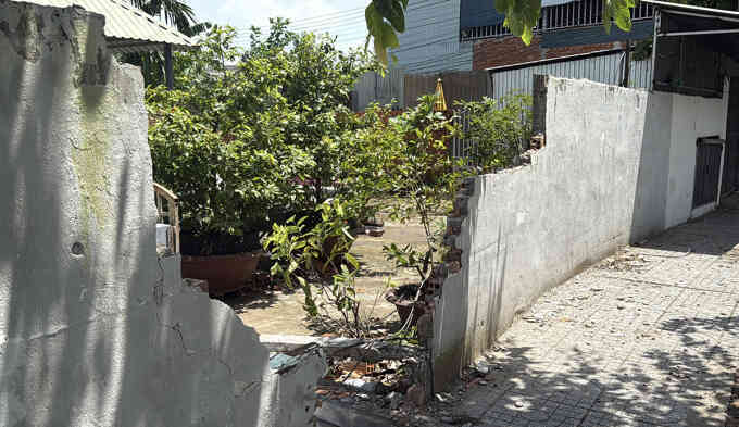 Lái môtô đâm sập tường, nam thanh niên nước ngoài tử vong