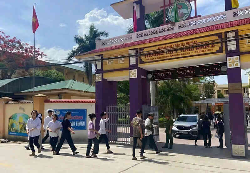 Thầy giáo coi thi lớp 10 trần tình về phát ngôn `học cho lắm rồi cũng đi làm thuê`