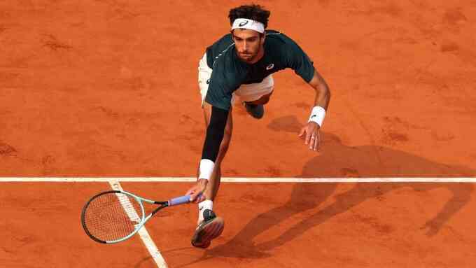 Vì sao Musetti không bị truất quyền thi đấu như Djokovic?