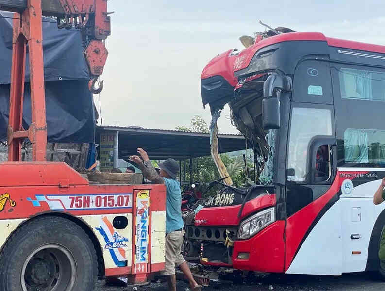 Xe khách đâm ô tô tải khiến 28 người cấp cứu, có 1 học sinh chấn thương sọ não