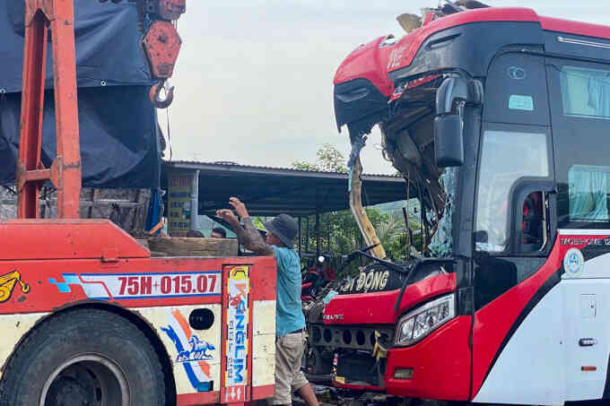 Xe khách va chạm ôtô tải đang lùi, một người tử vong