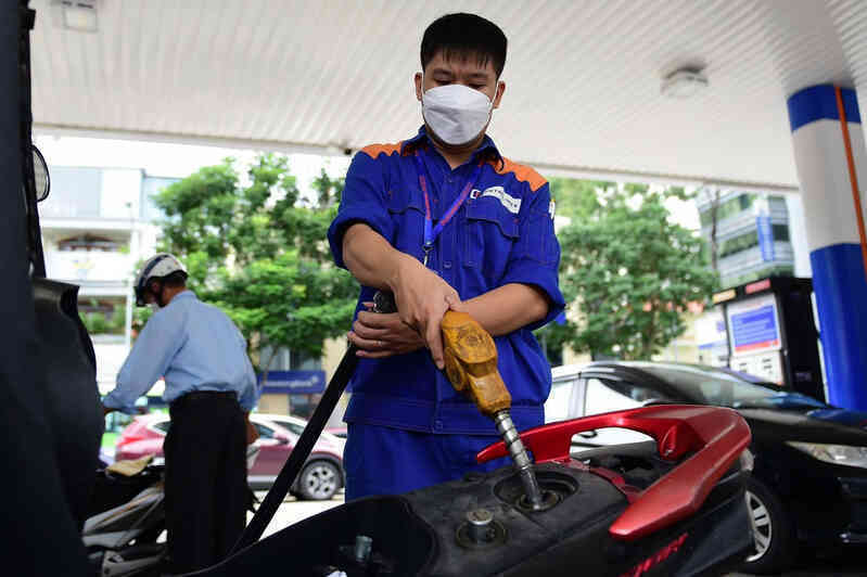 Giá xăng tiếp tục tăng, RON 95 hướng mốc 20.000 đồng/lít