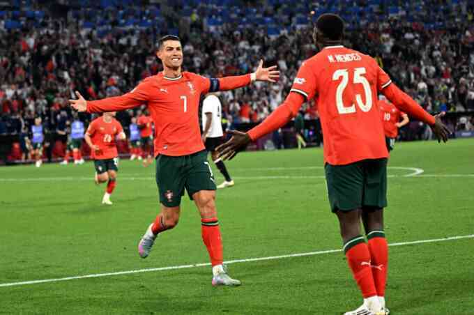 Hậu vệ Bồ Đào Nha: `Ronaldo hay nhất trong vòng cấm`