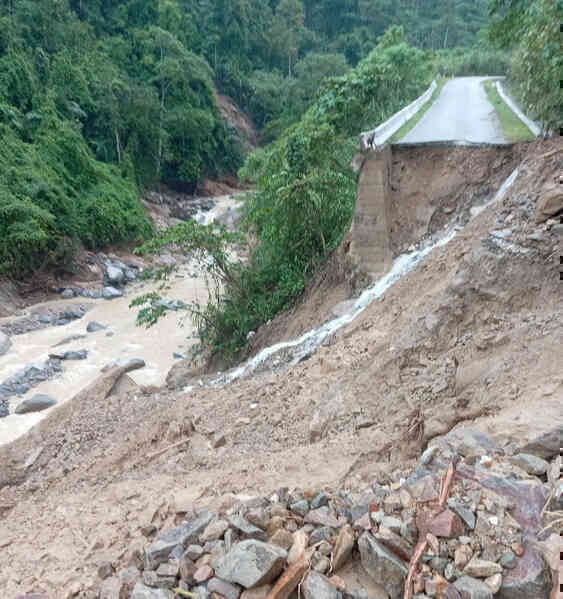 Quốc lộ 16 đứt gãy sau mưa lũ, nhiều học sinh đi thi về mắc kẹt