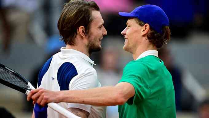 Sinner lại thắng `tốc hành` ở tứ kết Roland Garros