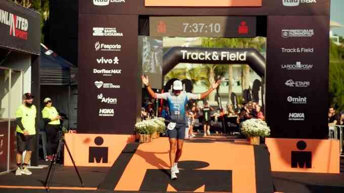 Triathlete Brazil chạy marathon sub2:30 trong Ironman
