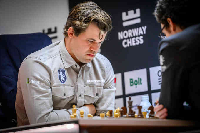 Carlsen hạ Caruana, trở lại đỉnh bảng siêu giải Na Uy