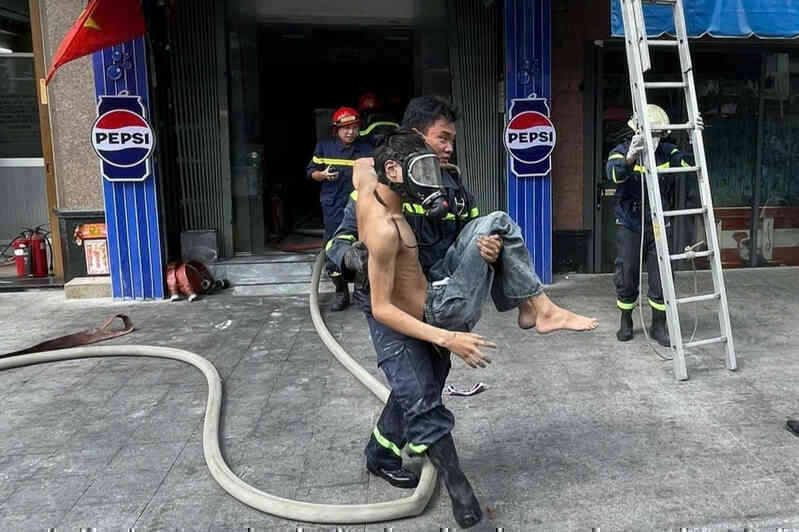 Cháy quán lẩu gà ở TPHCM, cảnh sát bế nạn nhân bị kẹt thoát ra ngoài