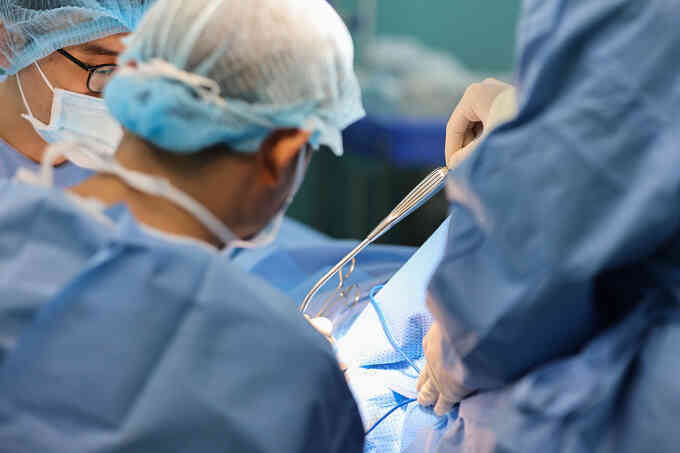 Cứu chân cho người phụ nữ bị xe tải cán