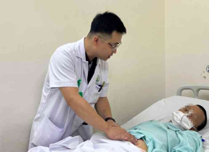 Khí nén từ vòi xịt ôtô làm thủng trực tràng người thợ