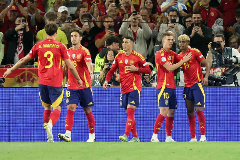 Lamine Yamal thách thức Ronaldo
