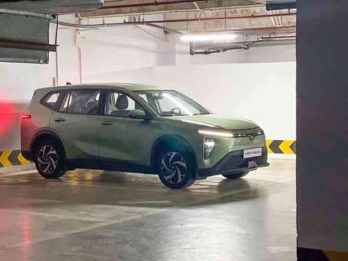 Lộ ảnh thực tế mẫu MPV đầu tiên của VinFast