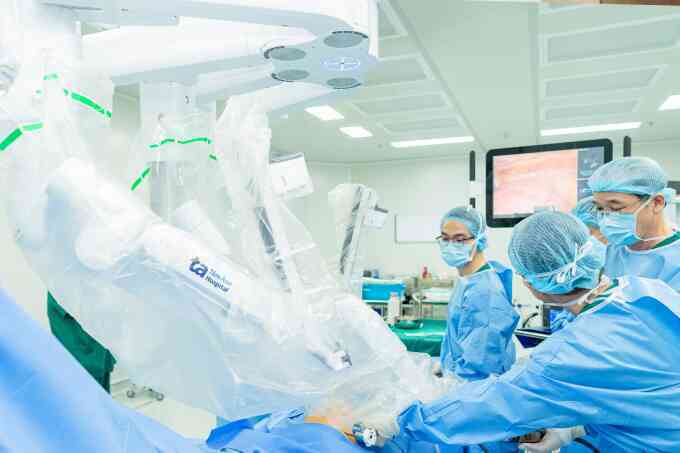 Robot hỗ trợ bác sĩ phẫu thuật cắt u lồng ngực