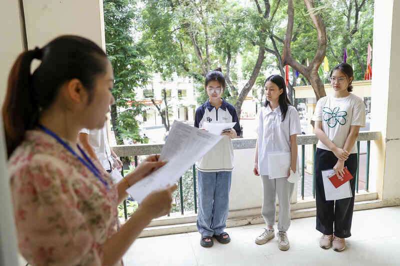 Sĩ tử Hà Nội học trắng đêm sát ngày thi vào 10, nhiều em `tìm đường lui an toàn`