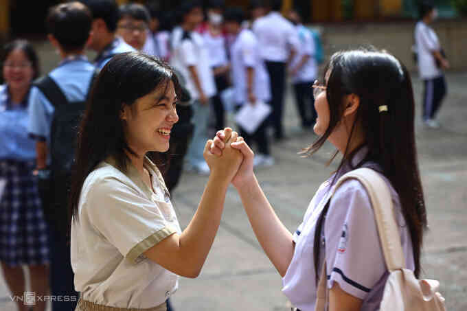 Thí sinh TP HCM bước vào kỳ thi lớp 10 `dễ thở` nhất trước nay