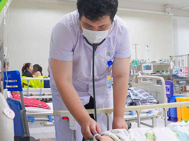 Thiếu niên 15 tuổi ngộ độc thuốc lá điện tử