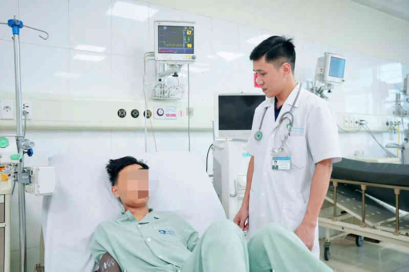 Thiếu niên bị thang máy kẹp cổ vào cấp cứu, báo động đỏ toàn viện