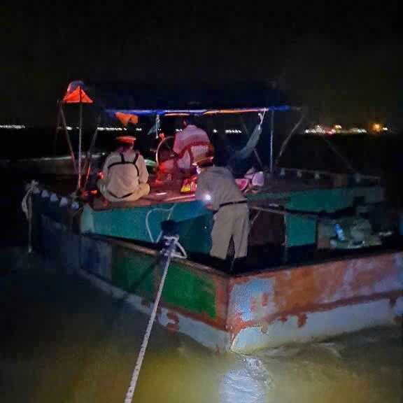 Xử phạt 2 phương tiện chở cát không rõ nguồn gốc trên sông Cổ Chiên