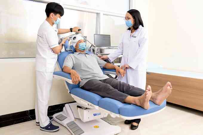 Ai có thể chữa mất ngủ bằng kích thích từ trường xuyên sọ?