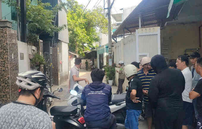 Ba người trong gia đình bị đâm trọng thương