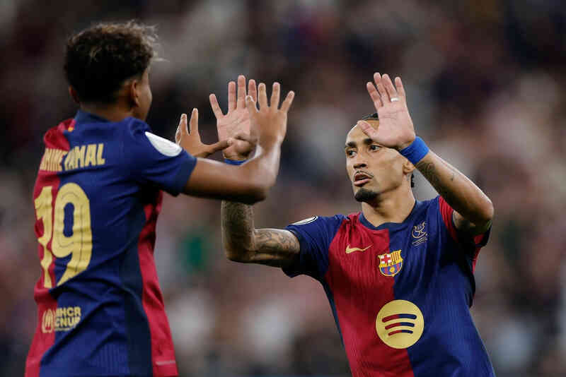 Raphinha đánh bại Yamal, nhận giải Cầu thủ xuất sắc nhất La Liga