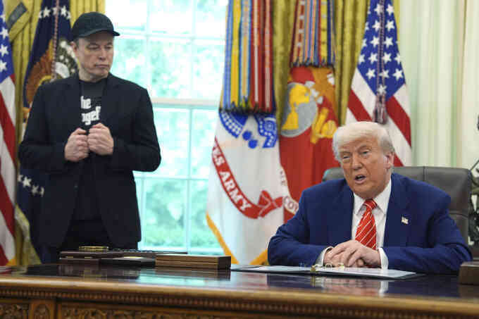 Rủi ro kinh doanh khi Musk đấu khẩu với ông Trump