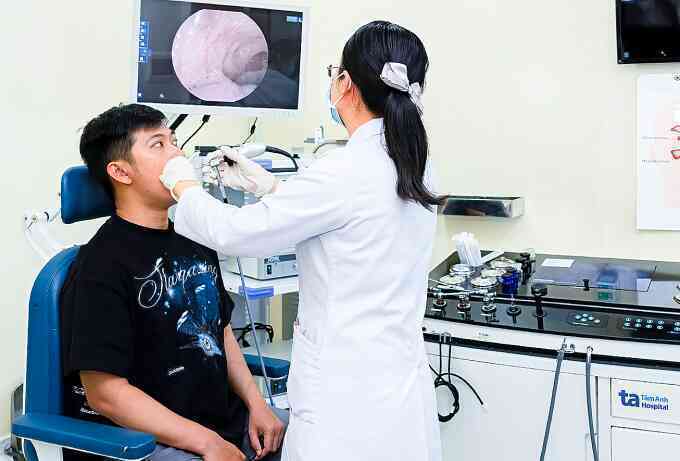 Vì sao rát họng khi chuyển mùa?