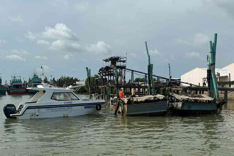 9 `tàu ma` lợi dụng đêm tối hút trộm cát trên sông Tiền