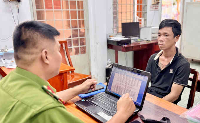 CSGT và người dân vây bắt kẻ trộm xe máy