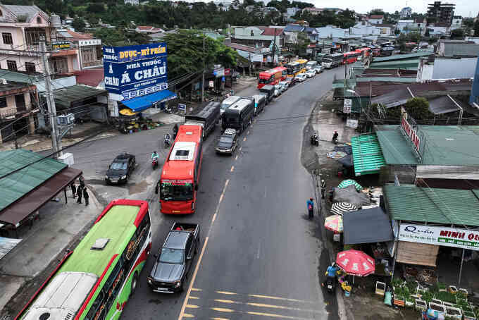 Đèo Bảo Lộc kẹt xe 10 km do thi công cầu