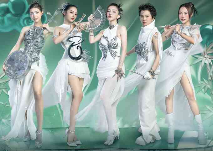 Đội Bích Phương, Phương Mỹ Chi dẫn đầu `Em xinh say hi`