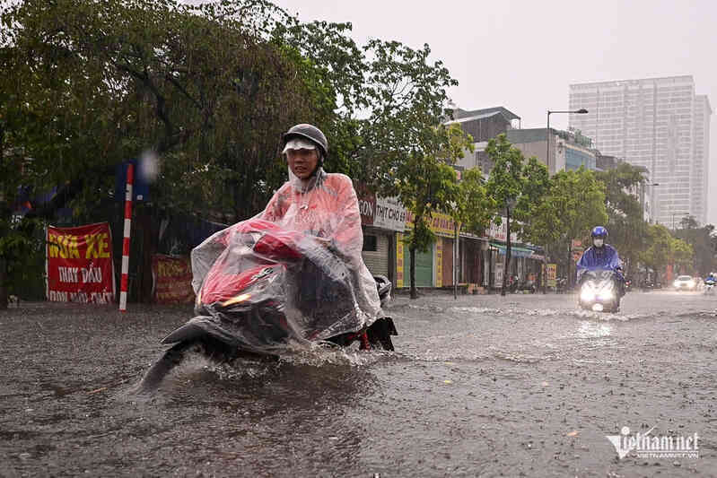 Hà Nội mưa giông mạnh, nguy cơ gió giật và ngập úng cục bộ
