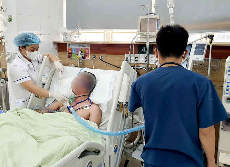 Mua nhầm cồn giả để súc miệng, người đàn ông hôn mê sâu