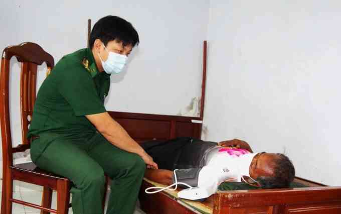 Cứu 8 thuyền viên nước ngoài trôi dạt trên biển