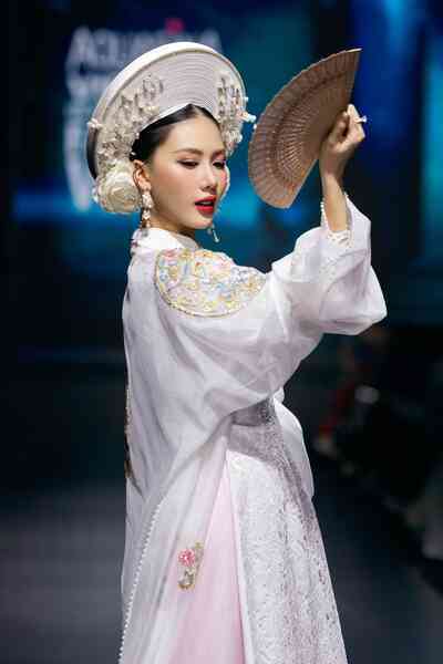 Hoa hậu Bùi Quỳnh Hoa "càn quét" sàn diễn thời trang