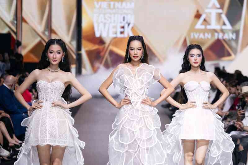 Hoa hậu Quế Anh, Á hậu Hạnh Nguyên "đọ sắc" trên sàn diễn thời trang