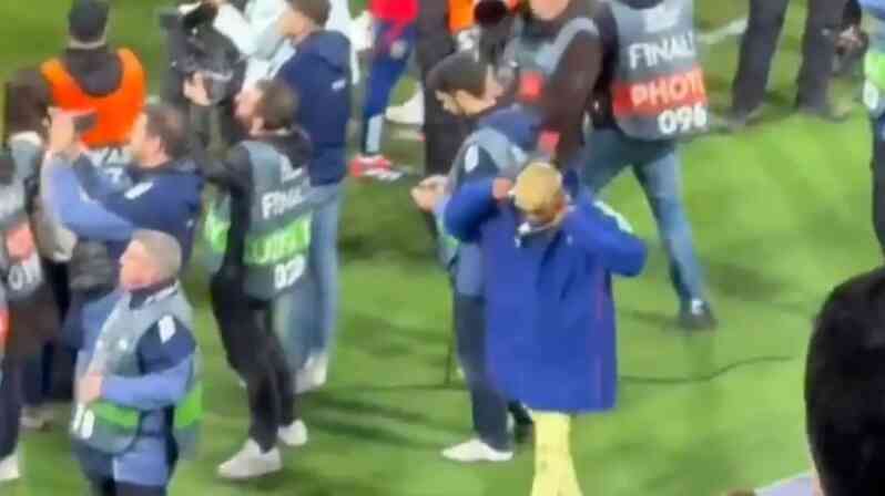 Lamine Yamal có hành động gây tranh cãi khi C.Ronaldo nâng cúp vô địch