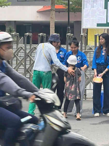 Nam sinh `vất vả nhất kỳ thi lớp 10`, đưa em gái đến điểm thi nhờ người trông hộ