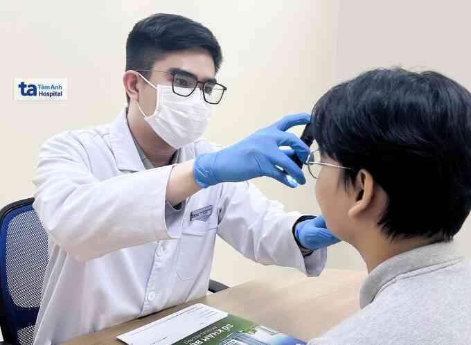 Nốt sẩn nhỏ trên mặt bé trai tiến triển thành u
