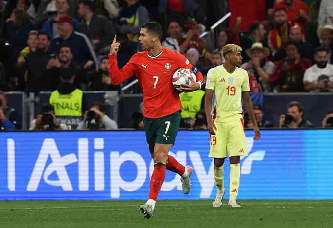 Ronaldo `dạy Yamal một bài học`
