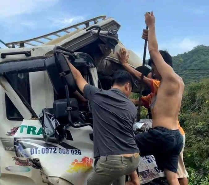 Tai nạn liên hoàn giữa 4 ô tô, một người mắc kẹt trong cabin