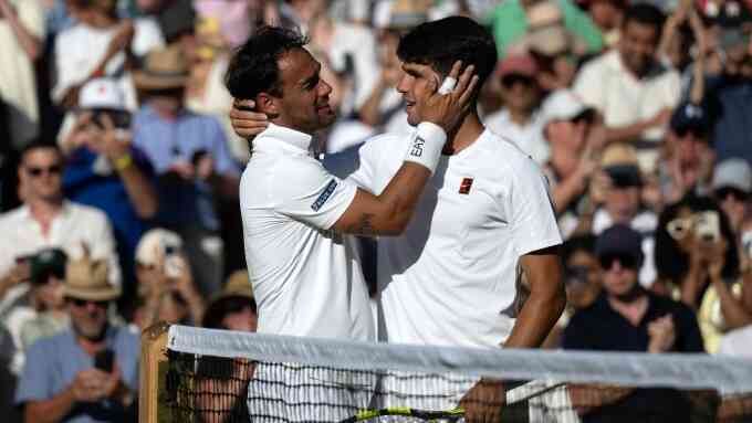 Alcaraz thua hai set ở vòng đầu Wimbledon