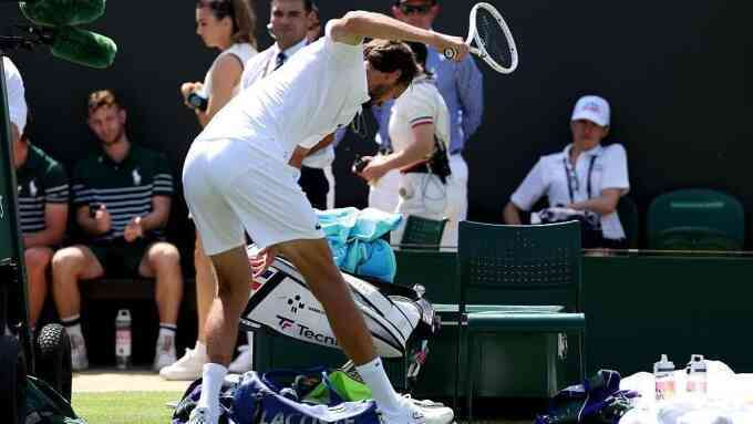 Medvedev đập vợt, rời Wimbledon ngày khai mạc