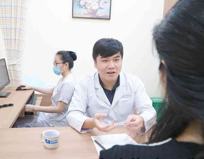 Nách nặng mùi do tăng tiết mồ hôi