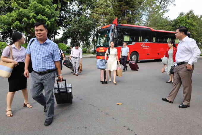 Ngày đầu đưa đón công chức đi làm sau sáp nhập tỉnh, thành