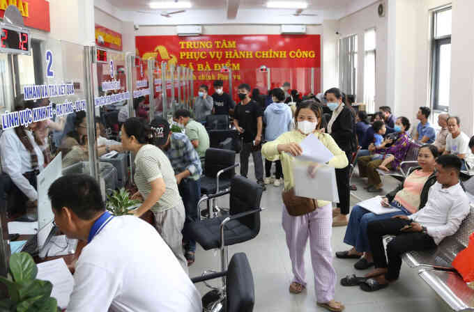 Người dân làm thủ tục đông ngày đầu sáp nhập tỉnh, thành